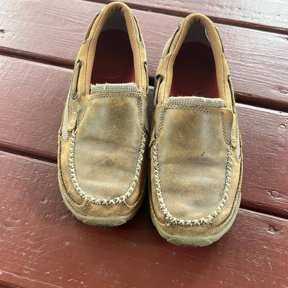 Twisted-x slip on driving moc